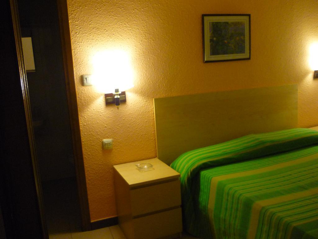 Hostal El Centro Huesca Zimmer foto