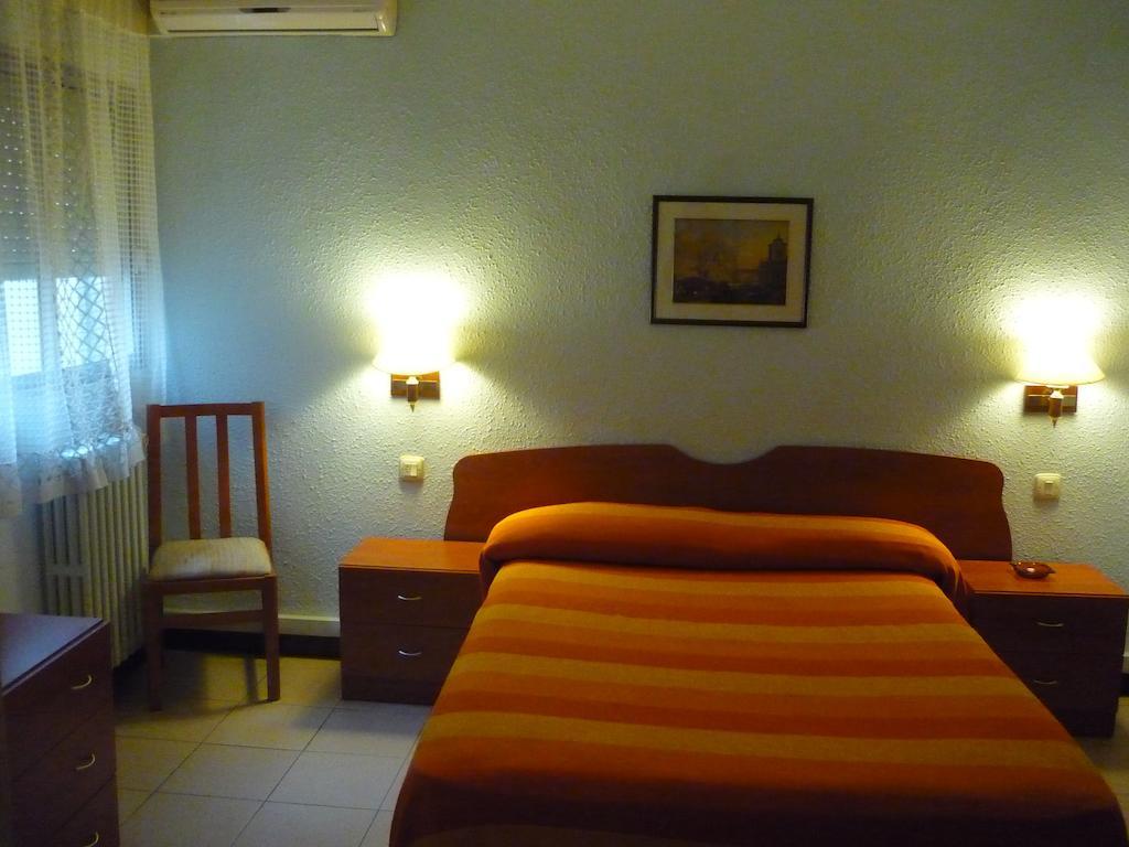 Hostal El Centro Huesca Zimmer foto